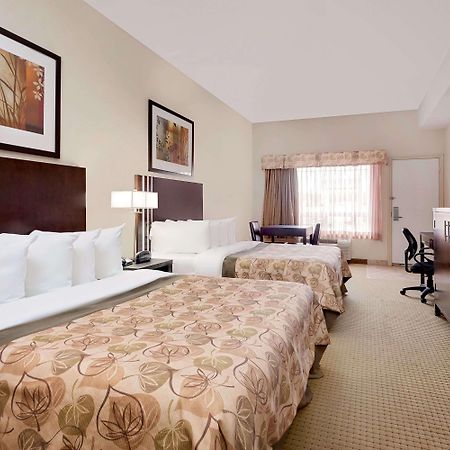 Ramada By Wyndham Lac La Biche Eksteriør billede