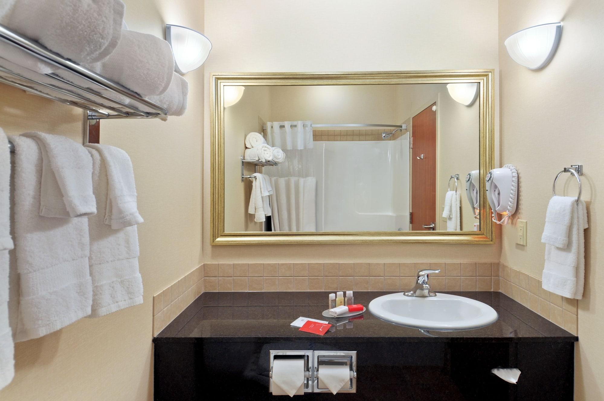 Ramada By Wyndham Lac La Biche Eksteriør billede