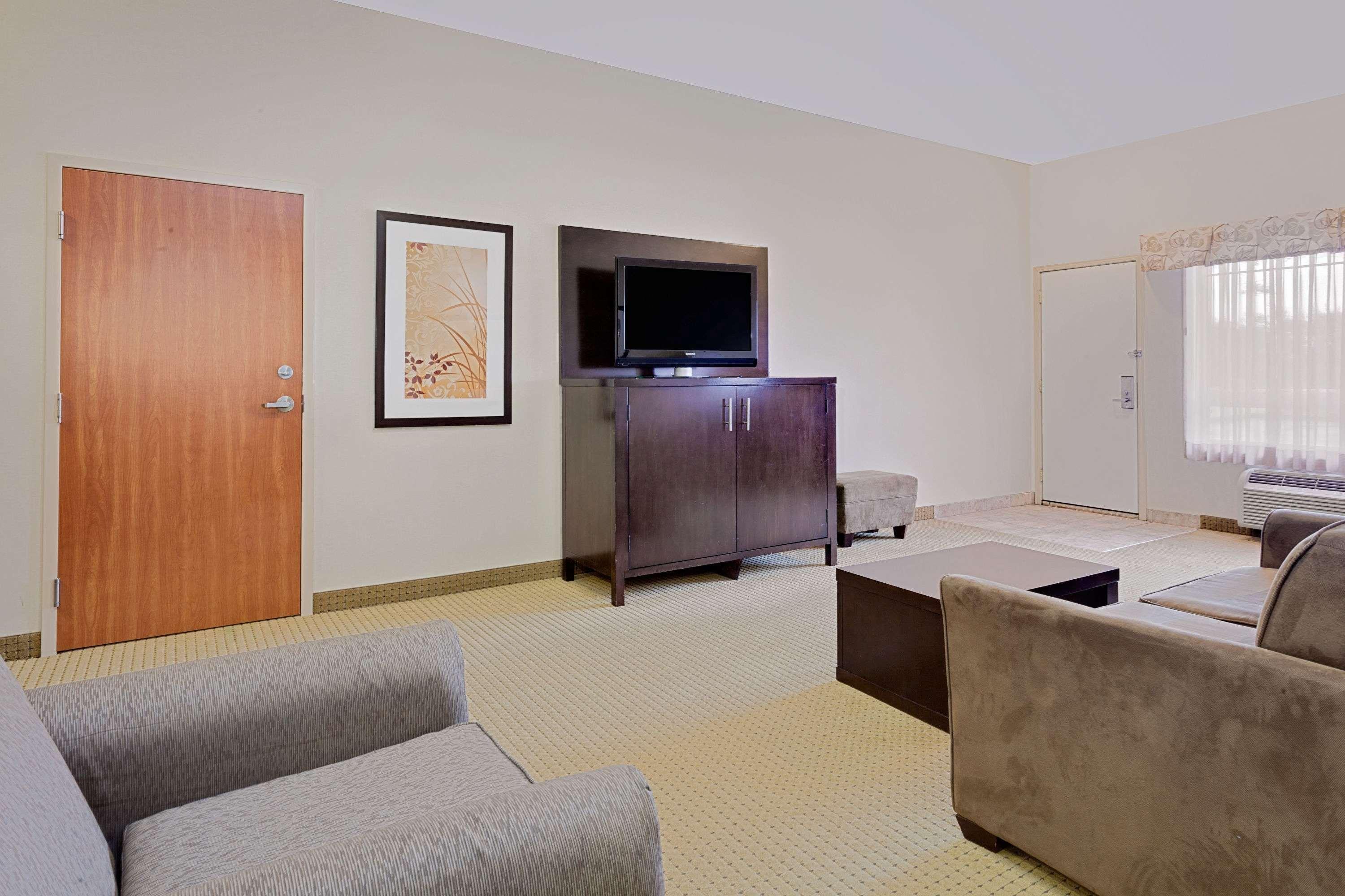 Ramada By Wyndham Lac La Biche Eksteriør billede