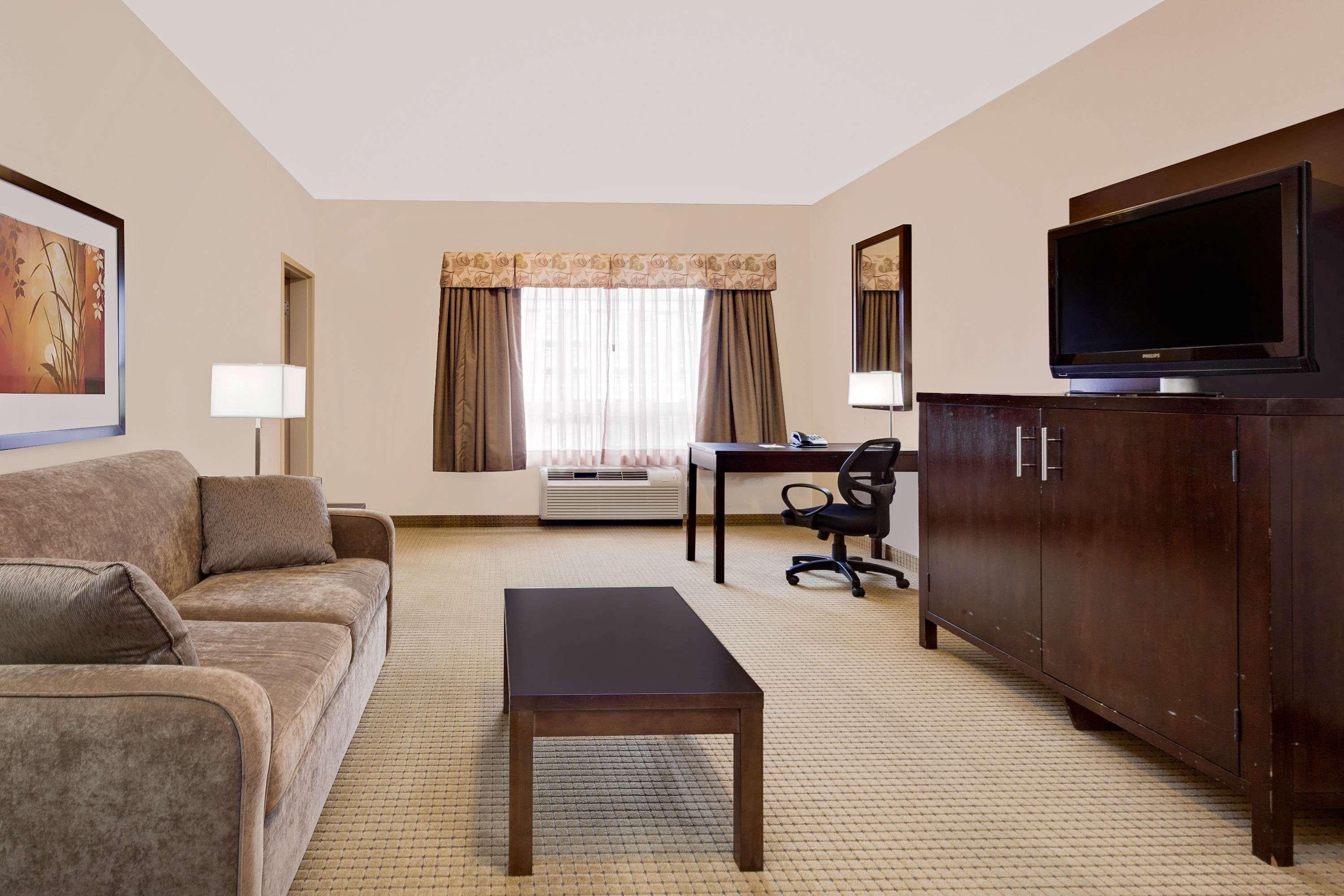 Ramada By Wyndham Lac La Biche Eksteriør billede