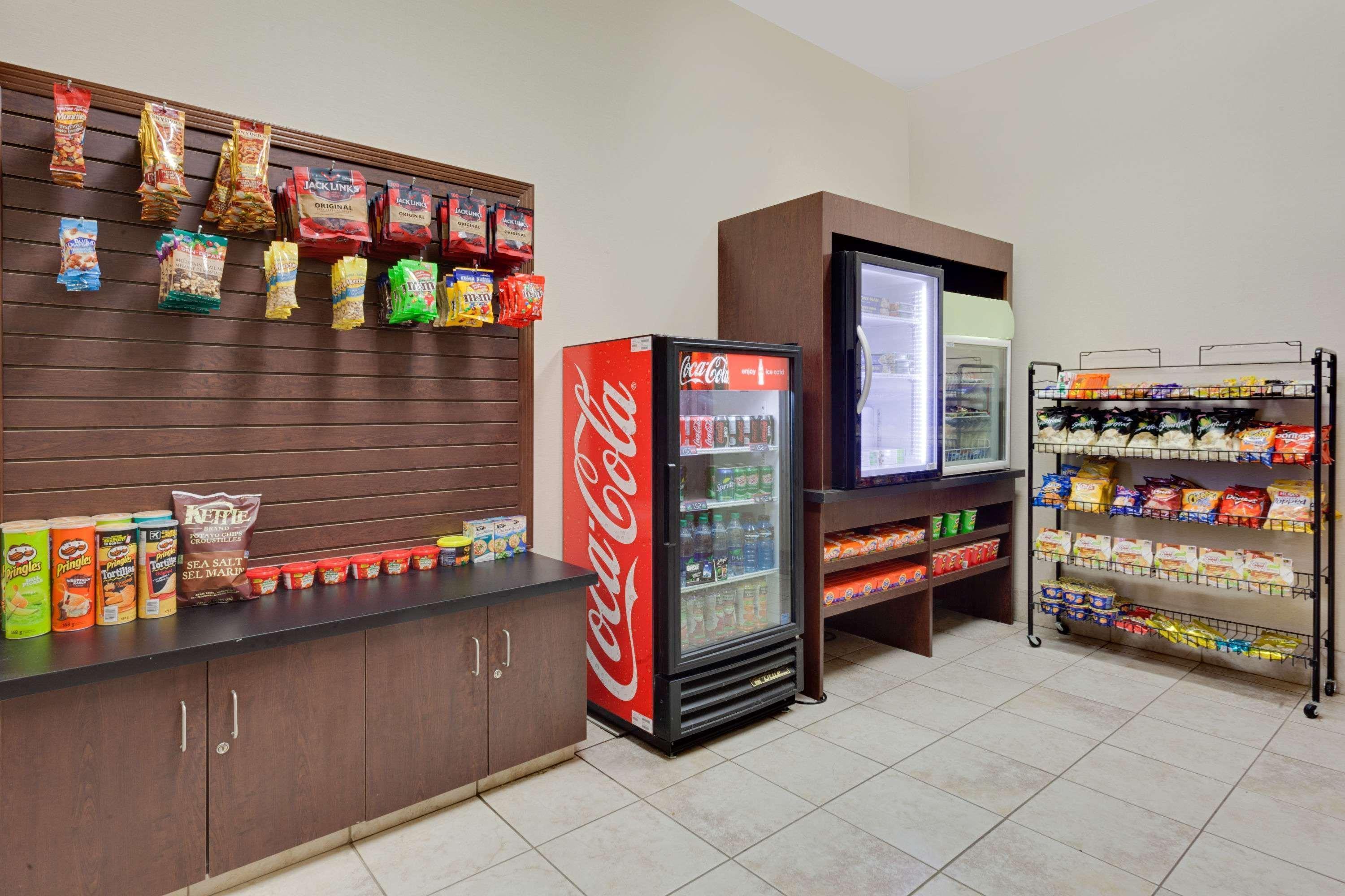 Ramada By Wyndham Lac La Biche Eksteriør billede