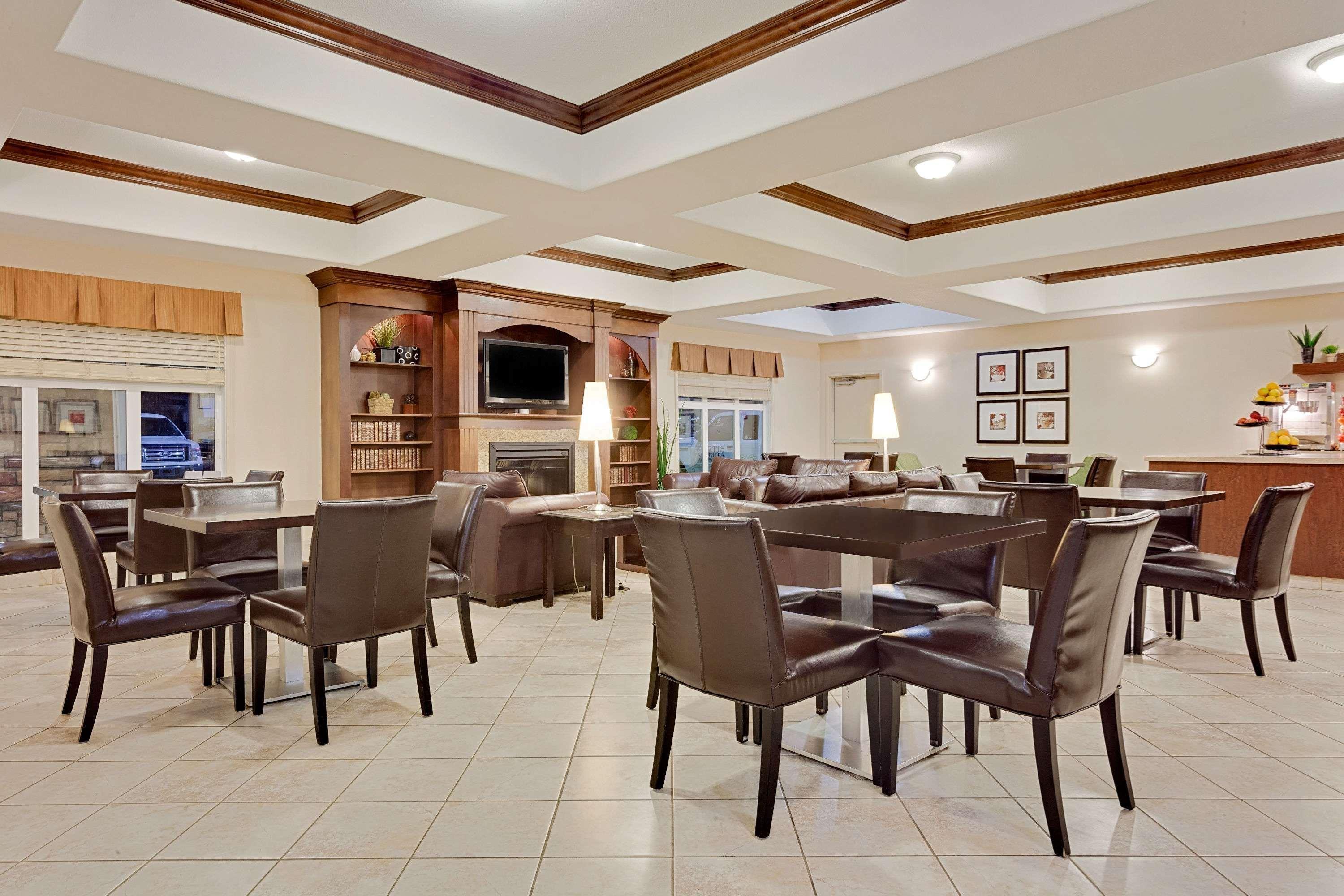 Ramada By Wyndham Lac La Biche Eksteriør billede